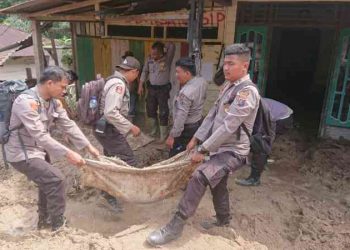 Personil Polri Bantu Korban Banjir Bandang di Labuhanbatu Utara