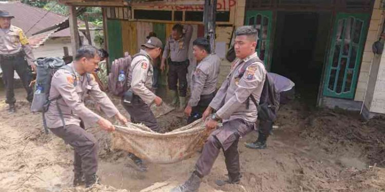 Personil Polri Bantu Korban Banjir Bandang di Labuhanbatu Utara