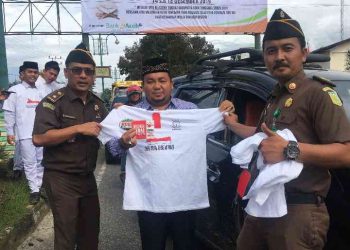 Kejari Agara Bagi-bagi Striker dan Baju ‘Lawan Korupsi’