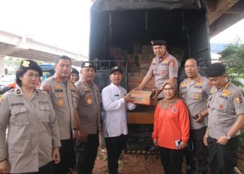 Baharkam Mabes Polri Kirimkan Ribuan Sembako Untuk Korban Banjir Jabodetabek dan Sumut