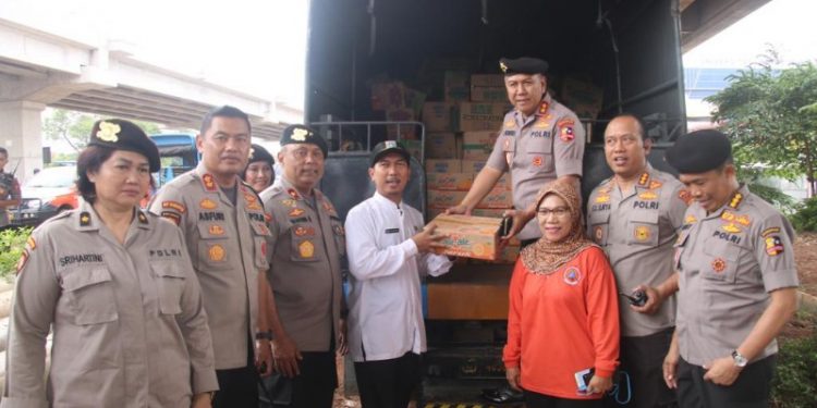Baharkam Mabes Polri Kirimkan Ribuan Sembako Untuk Korban Banjir Jabodetabek dan Sumut