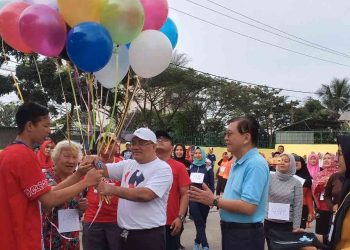 STIE Tricom Gelar Senam Sehat dan Bagi-bagi Lucky Draw