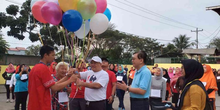 STIE Tricom Gelar Senam Sehat dan Bagi-bagi Lucky Draw