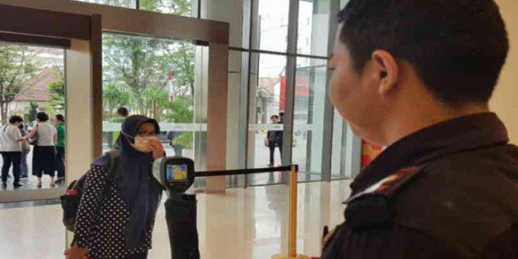 Antisipasi Penyebaran Corona, Suhu Tubuh Pengunjung Sun Plaza Dideteksi