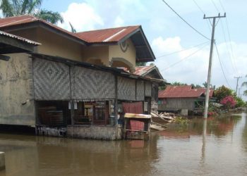 PT SMA Bantu Korban Banjir di Teluk Panji