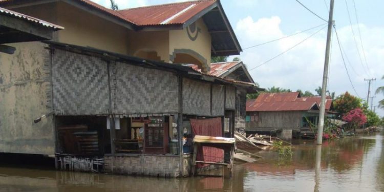 PT SMA Bantu Korban Banjir di Teluk Panji