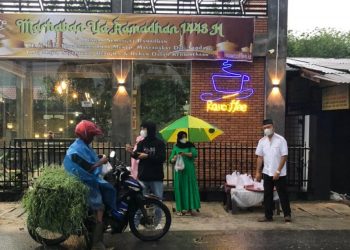 Keluarga Besar RowCoffee Turun ke Jalan Bagi-bagi Takjil Gratis