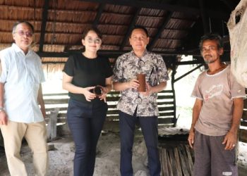 Bank Mestika Tinjau Pengolahan Gula Aren Petani Kutalimbaru