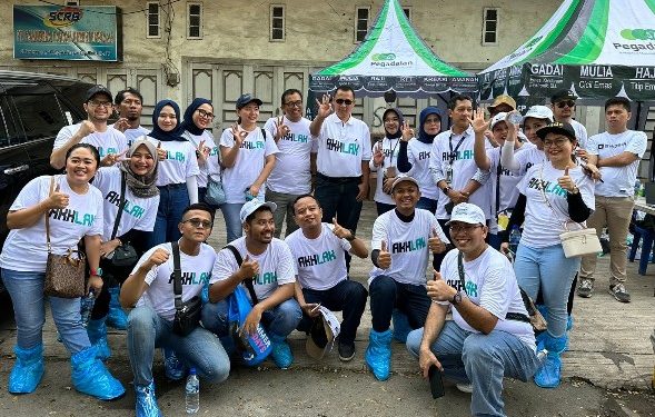 Pegadaian Medan Bersih-bersih Sampah Sungai Deli