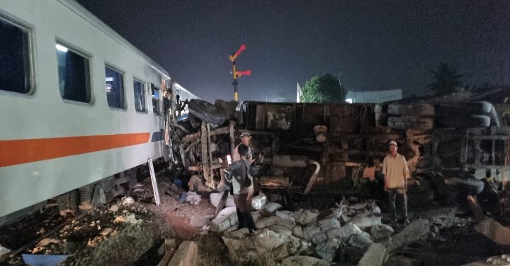 KAI Sesalkan Truk Terobos Pintu Perlintasan Sehingga Menemper KA Putri Deli di Perbaungan Sumut