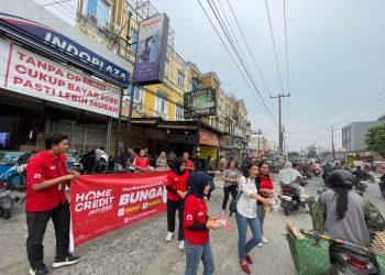 Home Credit Bagi-Bagi Makanan Berbuka Puasa di Medan