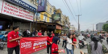 Home Credit Bagi-Bagi Makanan Berbuka Puasa di Medan