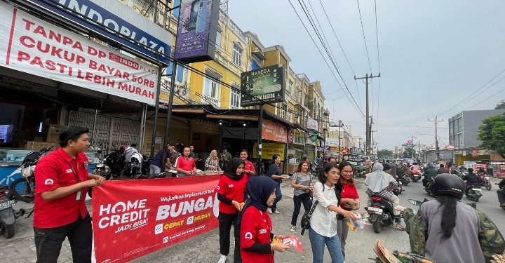 Home Credit Bagi-Bagi Makanan Berbuka Puasa di Medan
