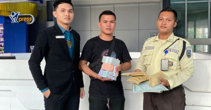 Petugas Security KAI Bandara Medan Amankan Tas Penumpang Berisi Uang Rp24, 255 Juta Yang Tertinggal