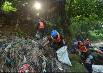 PGN Angkut 7.956 Kg Sampah Sungai Ciliwung