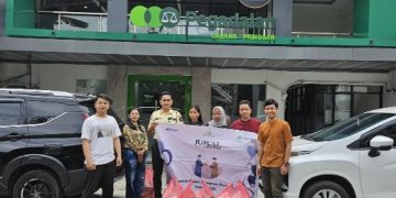 Pegadaian Cabang Pringgan Bagi-bagi Bingkisian Makanan Jumat Berkah