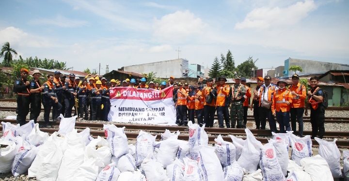 KAI Divre I Sumut Gelar Aksi Bersih Lintas di Sepanjang Jalur Medan-Bandar Kalipah
