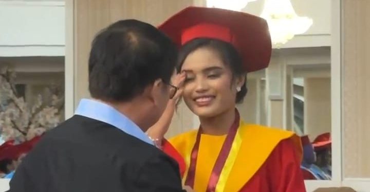 Lulusan Terbaik Universitas Mandiri Bina Prestasi Anggraeni br Sembiring Ajak Anak Muda Meniru dr Sofyan Tan