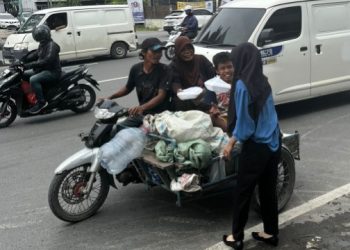 Pegadaian Cabang Petisah Berbagi Nasi Kotak Di Jumat Penuh Berkah