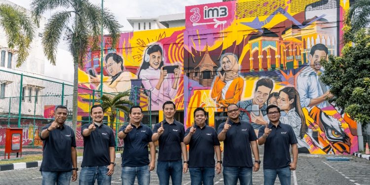 Indosat Ooredoo Hutchison – Komunitas Seniman Lokal Medan Berkolaborasi Buat Mural