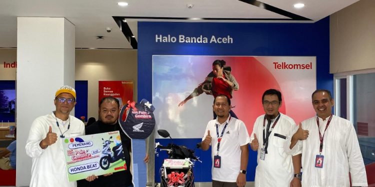 Telkomsel Serahkan Hadiah Sepeda Motor kepada Tujuh Pemenang Program Poin Gembira di Sumatera Utara dan Aceh