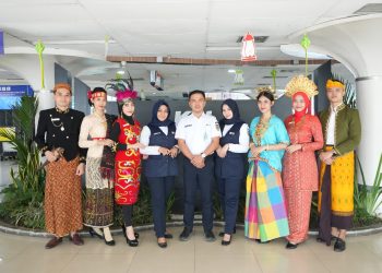KAI Sumut Rayakan Hari Kartini dengan Sapa Pelanggan, Bagi-bagi Suvenir, dan Kejutan Ulang Tahun di Stasiun Medan