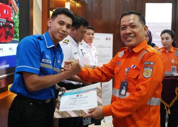KAI Sumut Beri Penghargaan Kepada Petugas Kebersihan Yang Gagalkan Aksi Pencurian Kebel Sinyal di Jalur Rel KA