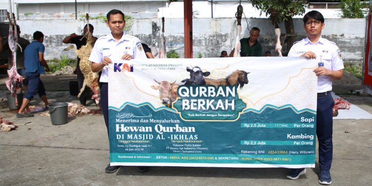 KAI Divre I Sumut Bagikan Ratusan Bingkisan Kurban