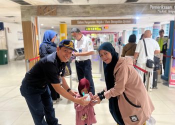 Peringati Hari Pelanggan Nasional, KAI Sumut Bagikan Bingkisan dan Kejutan Ulang Tahun ke Penumpang