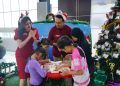 KAI Bandara Medan Suguhkan Live Music dan Bagi-Bagi Cookies Untuk Penumpang di Natal dan Tahun Baru