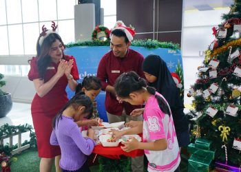KAI Bandara Medan Suguhkan Live Music dan Bagi-Bagi Cookies Untuk Penumpang di Natal dan Tahun Baru