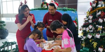 KAI Bandara Medan Suguhkan Live Music dan Bagi-Bagi Cookies Untuk Penumpang di Natal dan Tahun Baru