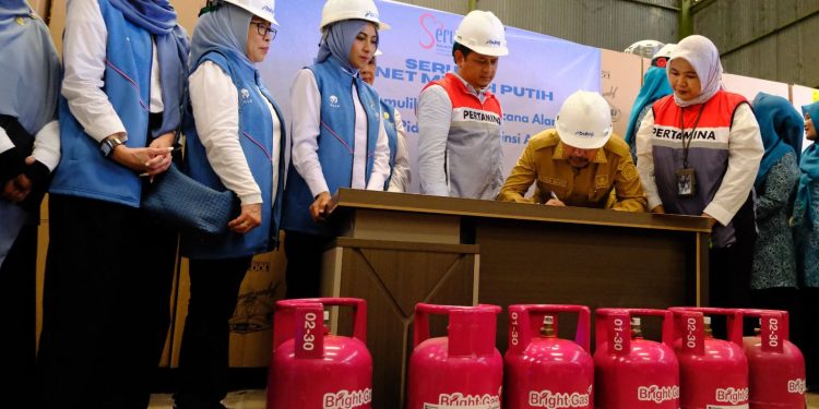 Pertamina dan SERUNI Serahkan Bantuan Sarana Air Bersih dan 1.577 Tabung Bright Gas Untuk Warga Terdampak Bencana di Kabupaten Pidie Jaya