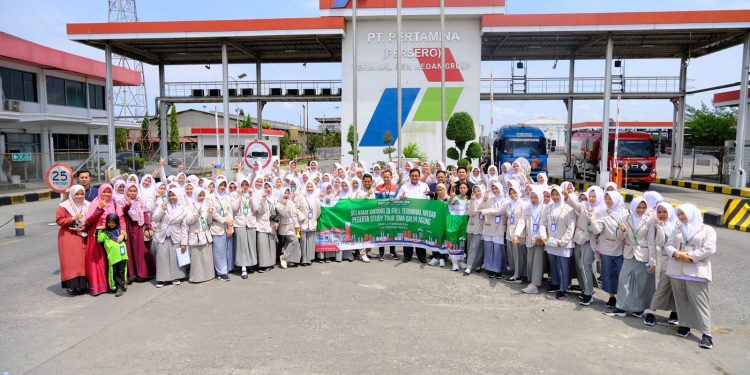 Pertamina Patra Niaga Regional Sumbagut Terima Kunjungan Edukatif Pesantren Darularafah Raya di Fuel Terminal Medan