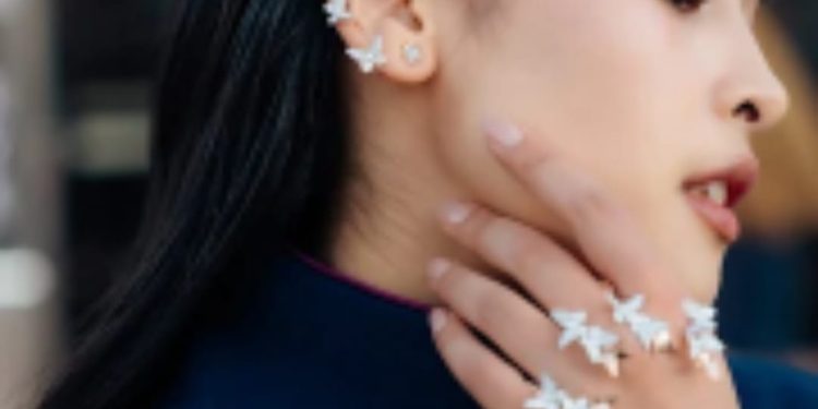 Maudy Ayunda Tampil Memukau dengan Perhiasan Natural Diamond Buatan Khusus Frank & co di Sundance Film Festival 2026