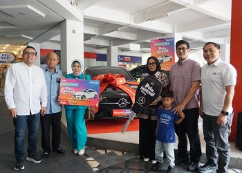 Telkomsel Serahkan Satu Unit Mercedes Benz A200 ke Pemenang Hadiah Utama Program Undian Poin Akhir Tahun 2025 dari Medan