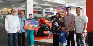 Telkomsel Serahkan Satu Unit Mercedes Benz A200 ke Pemenang Hadiah Utama Program Undian Poin Akhir Tahun 2025 dari Medan