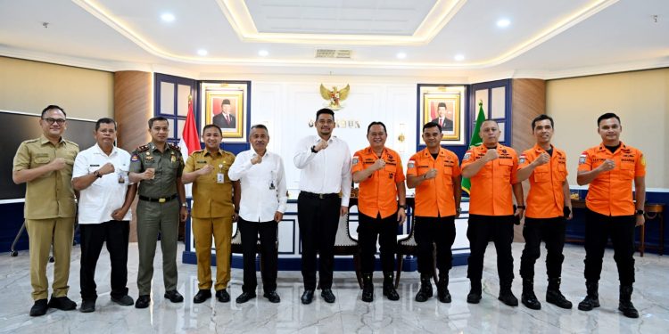 Gubernur Sumatera Utara Muhammad Bobby Afif Nasution Terima Penghargaan Dari Badan Nasional Pencarian dan Pertolongan