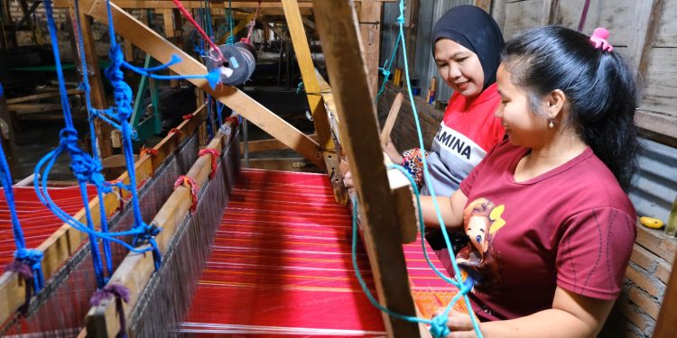 Pertamina Patra Niaga Regional Sumbagut Dukung Sakkamadeha Kembangkan Tenun Ulos sebagai Kekuatan Ekonomi Kreatif Berkelanjutan