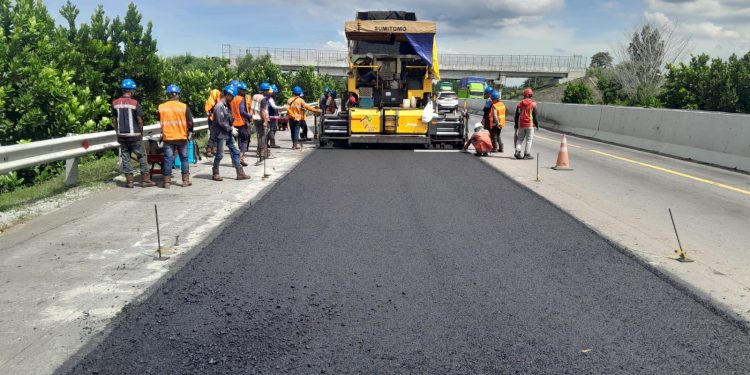 PT Hakaaston Rampungkan Pemeliharaan Aspal Tol Kayu Agung – Palembang untuk Jaga Kenyamanan Pengguna Jalan di Masa Libur Panjang