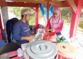 Pertamina Patra Niaga Regional Sumbagut Menjadi Pionir Probiotik MOL di Lhokseumawe, Perkuat Adaptasi Perubahan Iklim Petambak Udang Melalui Gampong Berdikari