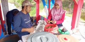 Pertamina Patra Niaga Regional Sumbagut Menjadi Pionir Probiotik MOL di Lhokseumawe, Perkuat Adaptasi Perubahan Iklim Petambak Udang Melalui Gampong Berdikari