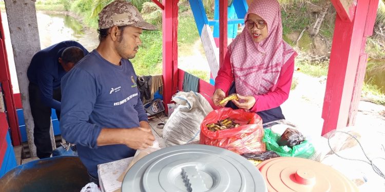 Pertamina Patra Niaga Regional Sumbagut Menjadi Pionir Probiotik MOL di Lhokseumawe, Perkuat Adaptasi Perubahan Iklim Petambak Udang Melalui Gampong Berdikari