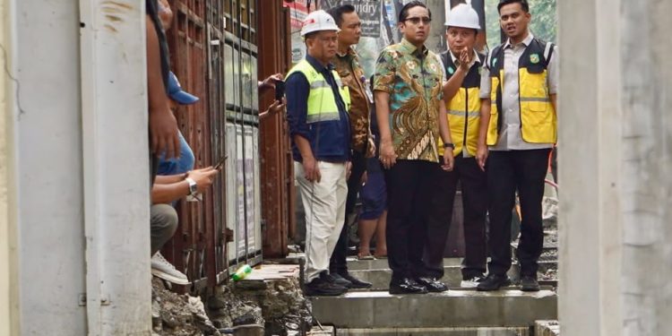Melihat Langsung di Tengah Hujan, Wali Kota Medan Rico Waas Pastikan Pengerjaan Drainase Gaperta Berjalan Optimal