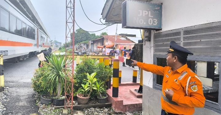 KAI Divre I Sumut Tambah 180 Petugas Ekstra Untuk Perkuat Keselamatan Perlintasan Sebidang