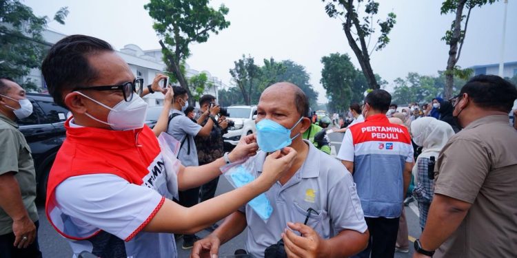 PT Pertamina Patra Niaga Regional Sumbagut Bagikan 2.200 Masker, Dukung Kesehatan Masyarakat di Tengah Kabut Asap Medan