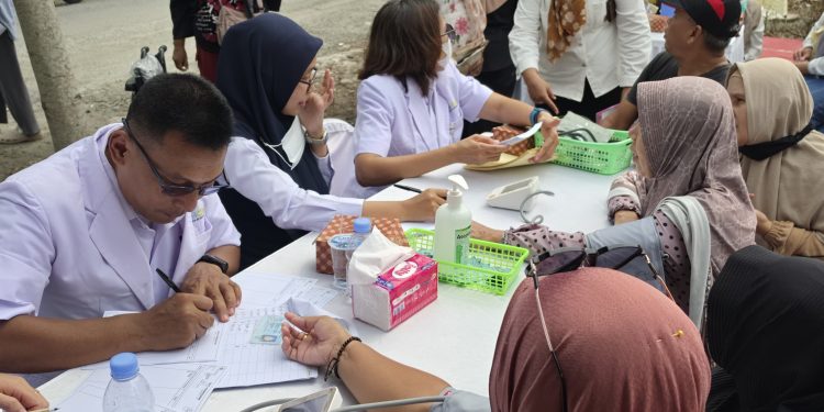 KAI Divre I Sumut Hadirkan Layanan Kesehatan Gratis bagi Warga di Serdang Bedagai, Bagi Kacamata Untuk 20 Anak Sekolah