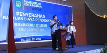 Wali Kota Medan Rico Waas Serahkan Bantuan Biaya Pendidikan Untuk 214 Mahasiswa