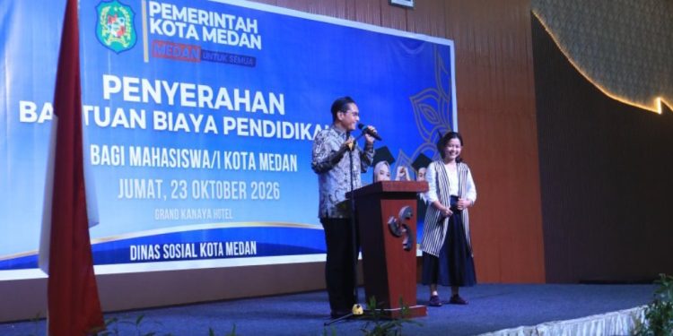 Wali Kota Medan Rico Waas Serahkan Bantuan Biaya Pendidikan Untuk 214 Mahasiswa